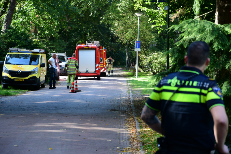Straat afgezet na flinke gaslucht uit riolering