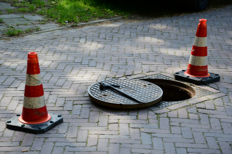Straat afgezet na flinke gaslucht uit riolering