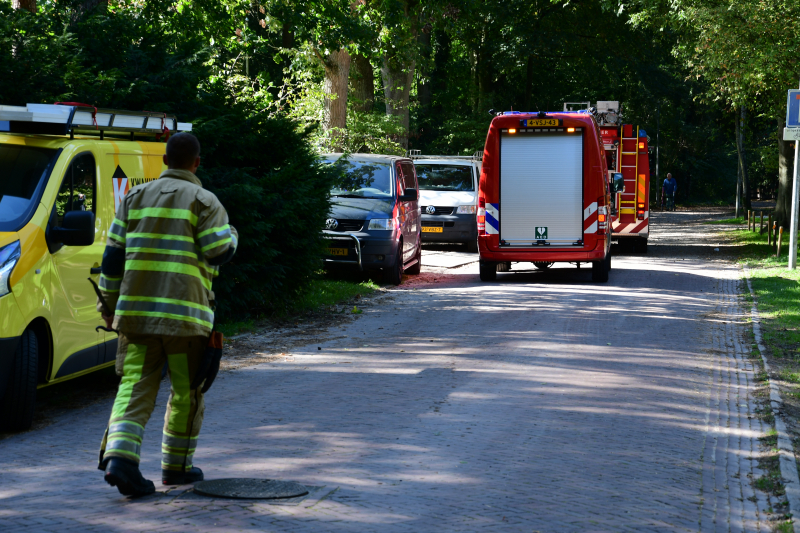 Straat afgezet na flinke gaslucht uit riolering