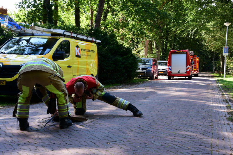 Straat afgezet na flinke gaslucht uit riolering
