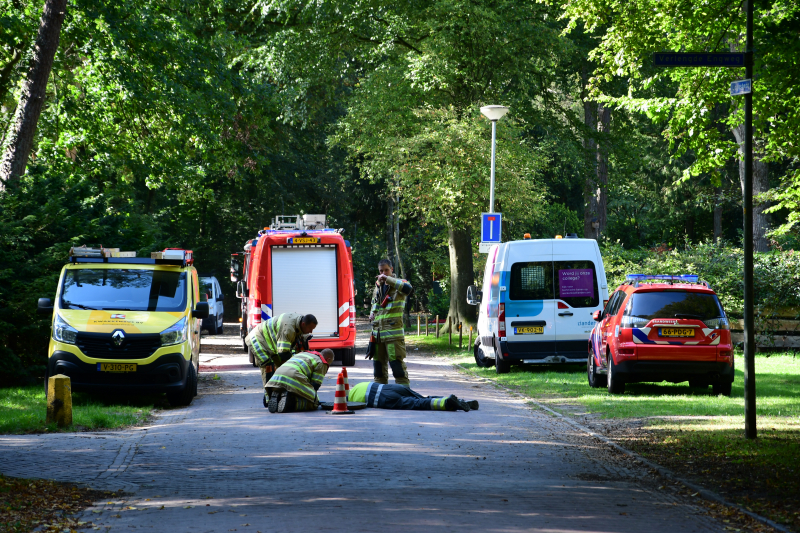 Straat afgezet na flinke gaslucht uit riolering