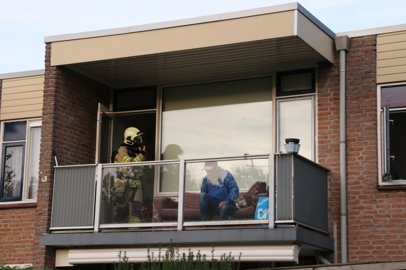 Bewoner ademt rook in bij woningbrand