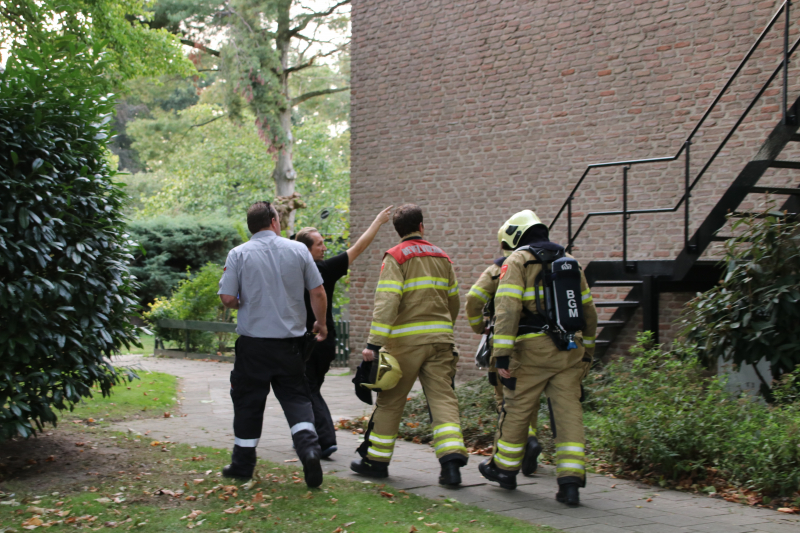 Bewoner ademt rook in bij woningbrand