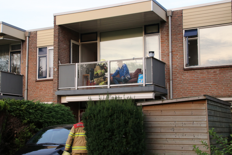 Bewoner ademt rook in bij woningbrand