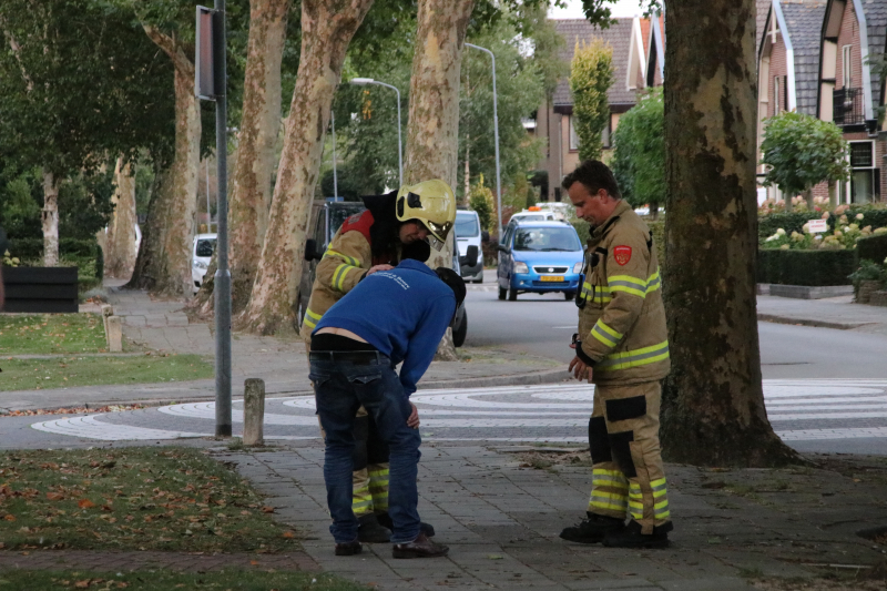 Bewoner ademt rook in bij woningbrand