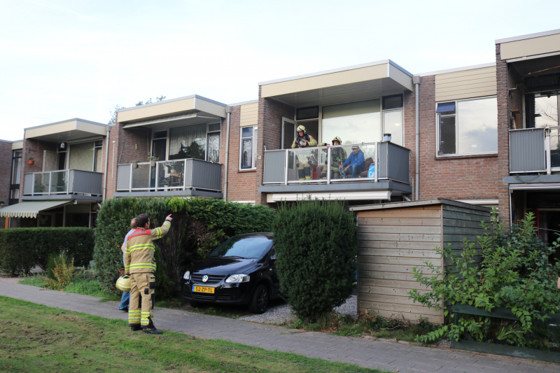 Bewoner ademt rook in bij woningbrand