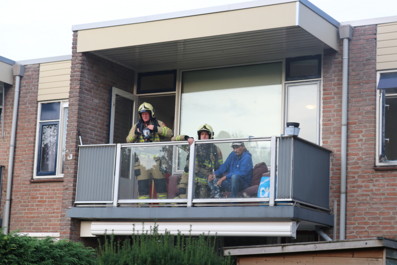 Bewoner ademt rook in bij woningbrand