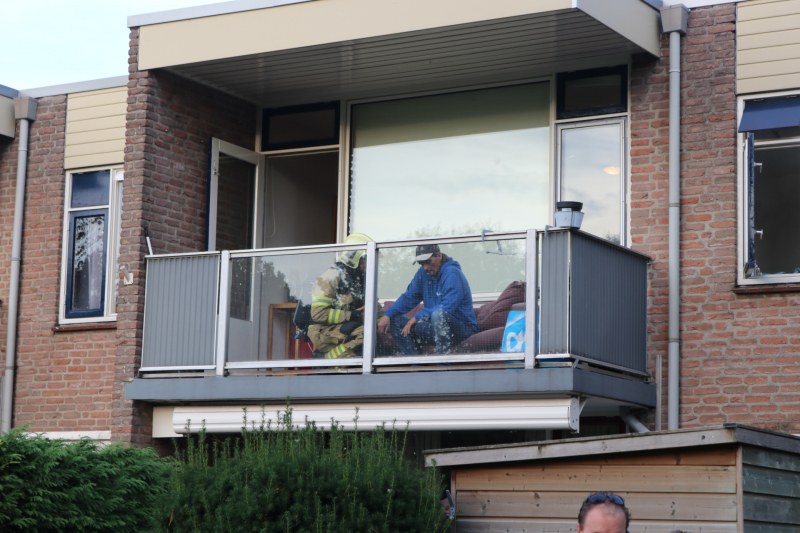 Bewoner ademt rook in bij woningbrand