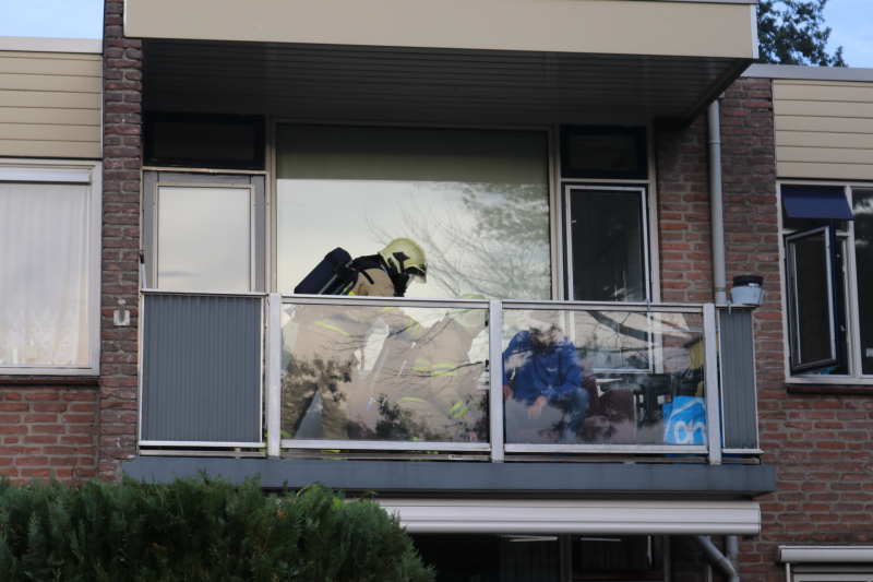 Bewoner ademt rook in bij woningbrand