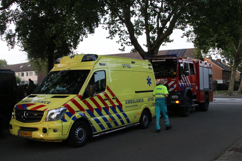 Bewoner ademt rook in bij woningbrand