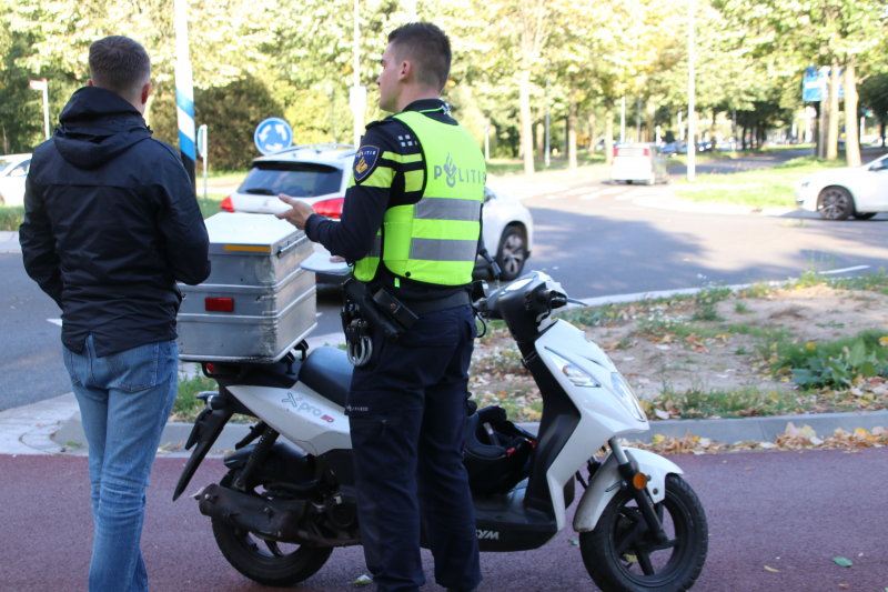 Maaltijdbezorger aangereden op rotonde