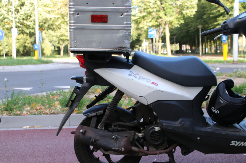 Maaltijdbezorger aangereden op rotonde