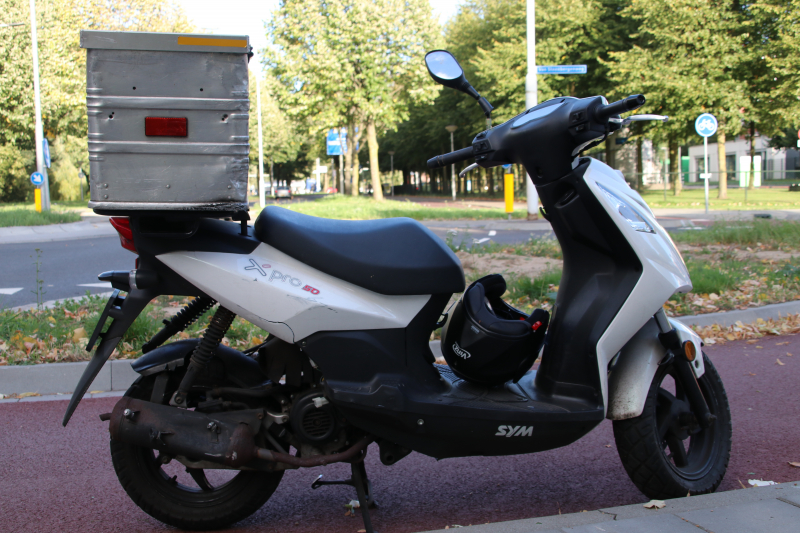 Maaltijdbezorger aangereden op rotonde