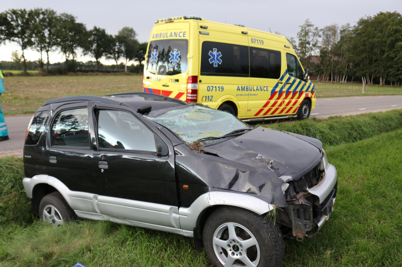 Automobilist rijdt lichtmast uit de grond