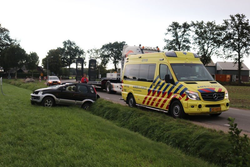 Automobilist rijdt lichtmast uit de grond