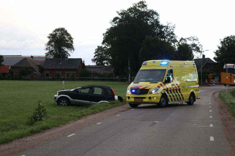 Automobilist rijdt lichtmast uit de grond