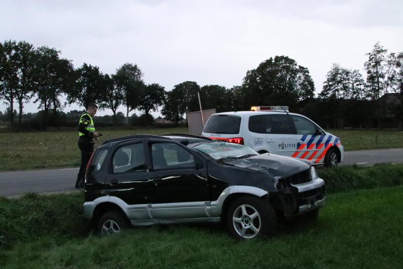 Automobilist rijdt lichtmast uit de grond