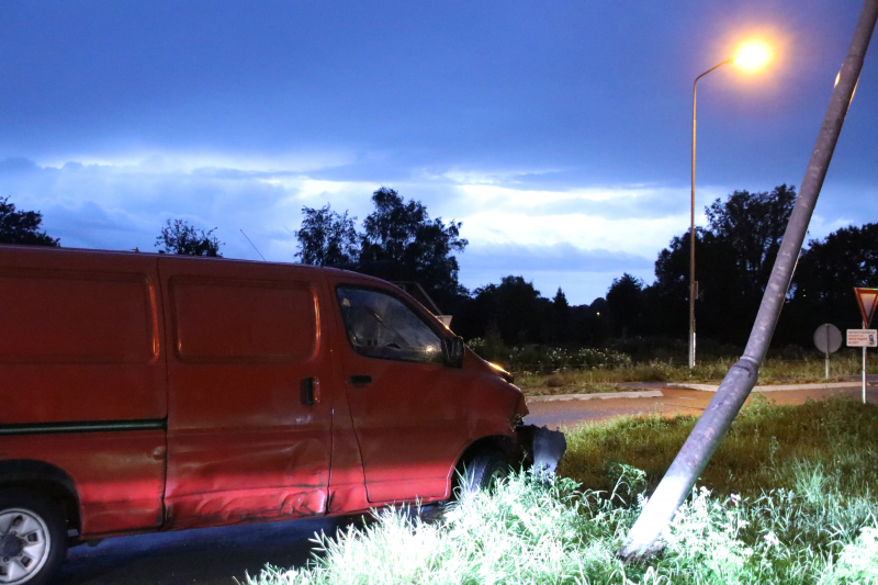Beschonken bestuurder ramt lantarenpaal