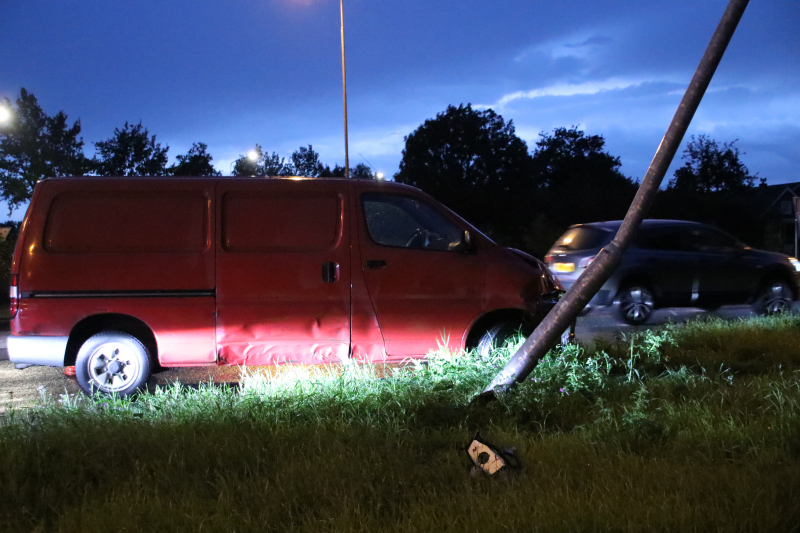 Beschonken bestuurder ramt lantarenpaal