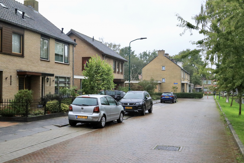 Auto ramt geparkeerde auto's en zorgt voor veel schade