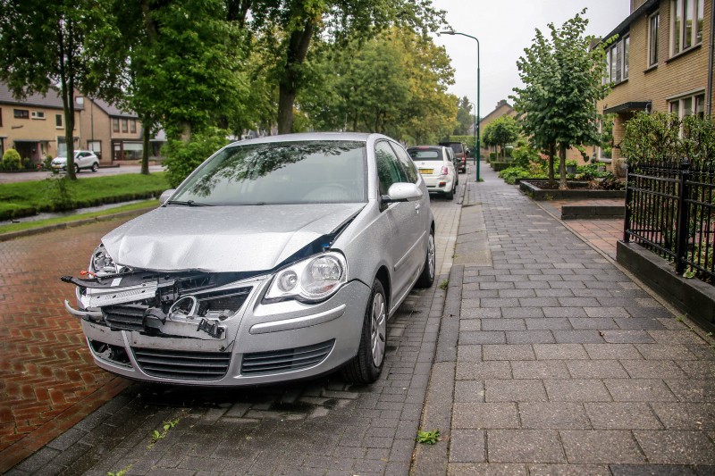 Auto ramt geparkeerde auto's en zorgt voor veel schade