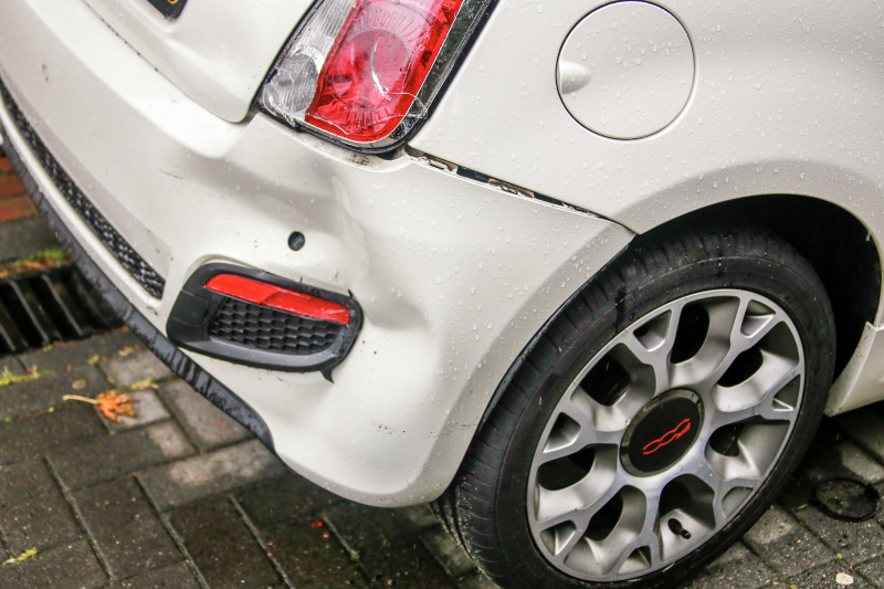 Auto ramt geparkeerde auto's en zorgt voor veel schade