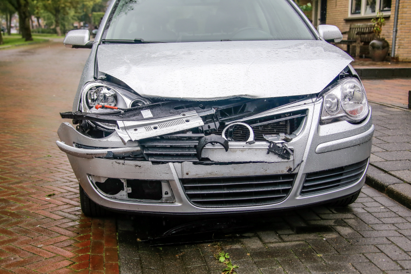 Auto ramt geparkeerde auto's en zorgt voor veel schade