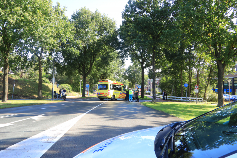 Overstekende scootmobiel aangereden