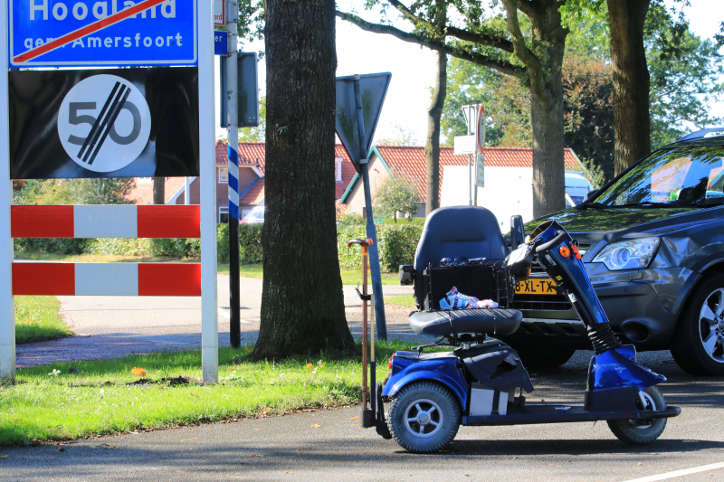 Overstekende scootmobiel aangereden