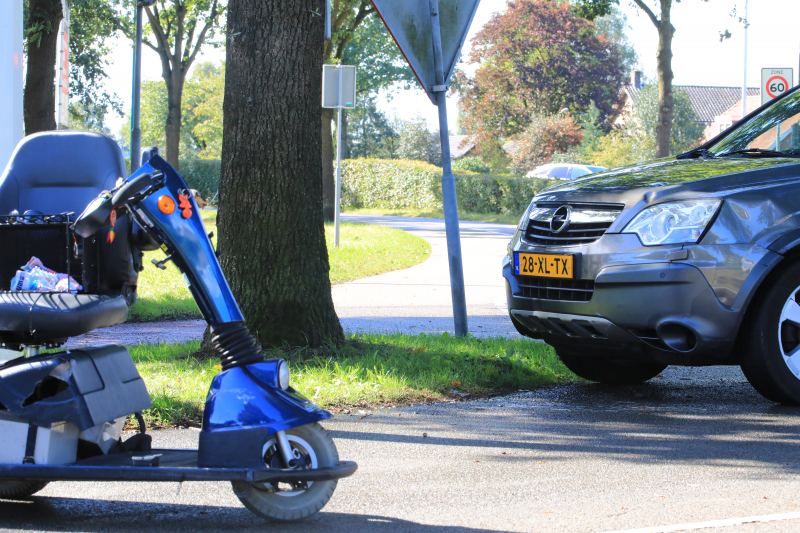 Overstekende scootmobiel aangereden