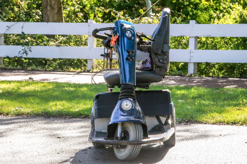 Overstekende scootmobiel aangereden