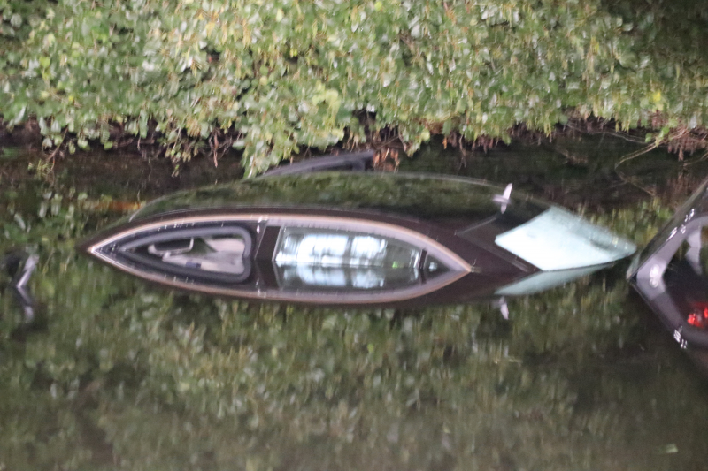 Auto vliegt uit bocht en belandt in water