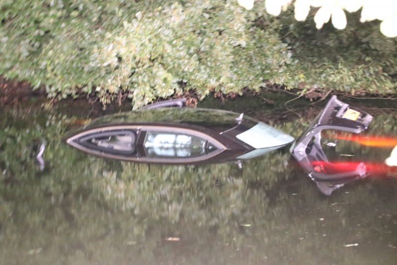 Auto vliegt uit bocht en belandt in water