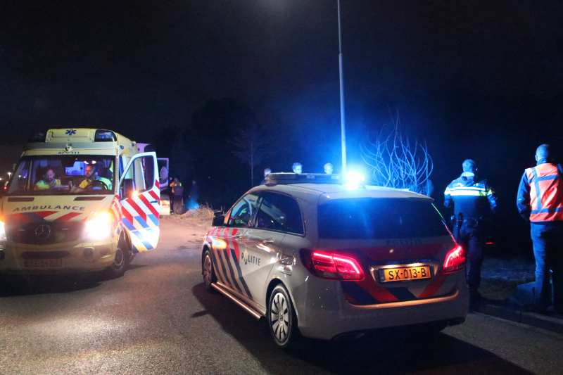 Auto vliegt uit bocht en belandt in water