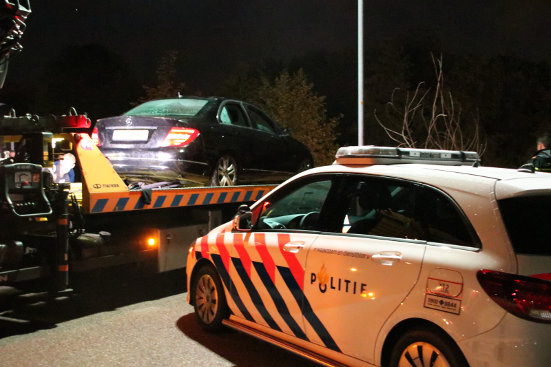 Auto vliegt uit bocht en belandt in water