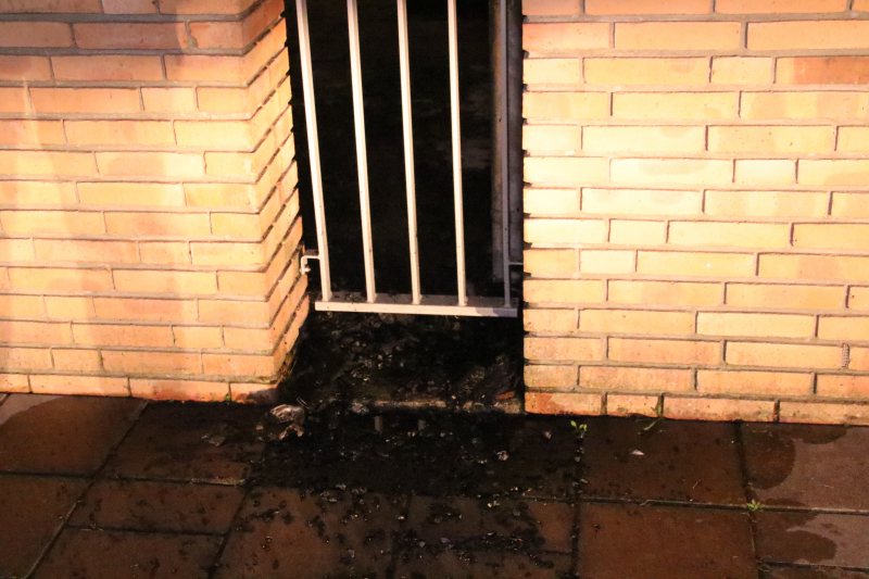 Brandende bank zorgt voor schade in trappenhuis