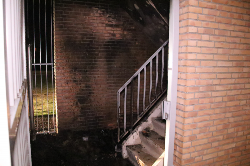 Brandende bank zorgt voor schade in trappenhuis