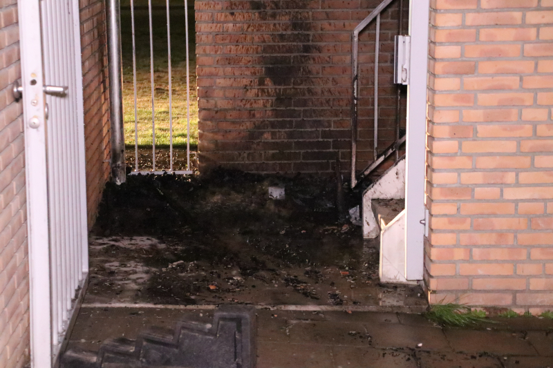 Brandende bank zorgt voor schade in trappenhuis