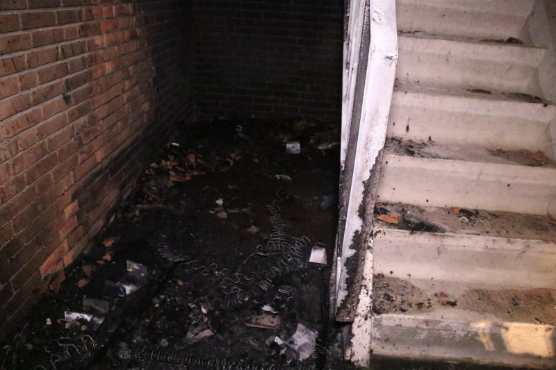 Brandende bank zorgt voor schade in trappenhuis