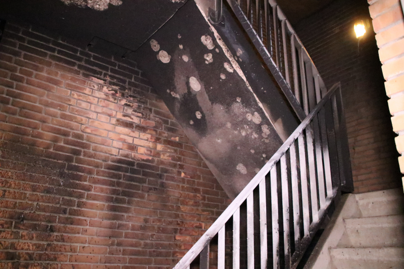 Brandende bank zorgt voor schade in trappenhuis