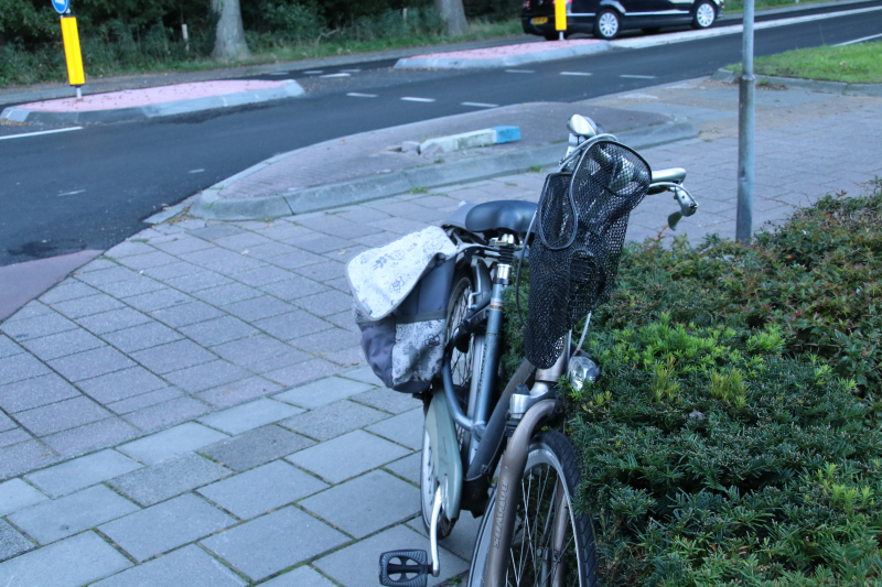 Overstekende fietsster aangereden door auto