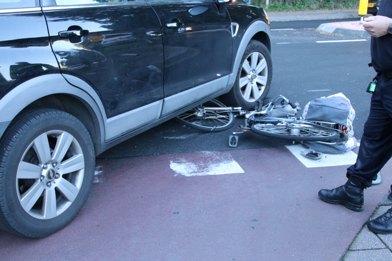Overstekende fietsster aangereden door auto