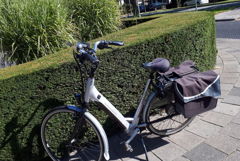 Fietsster gewond na aanrijding met personenauto