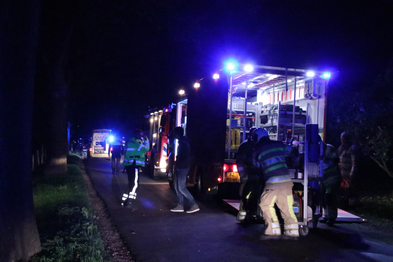 Bestuurder bestelwagen overleden na botsing tegen boom