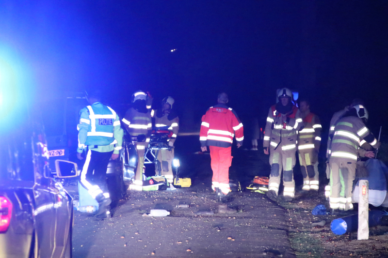 Bestuurder bestelwagen overleden na botsing tegen boom