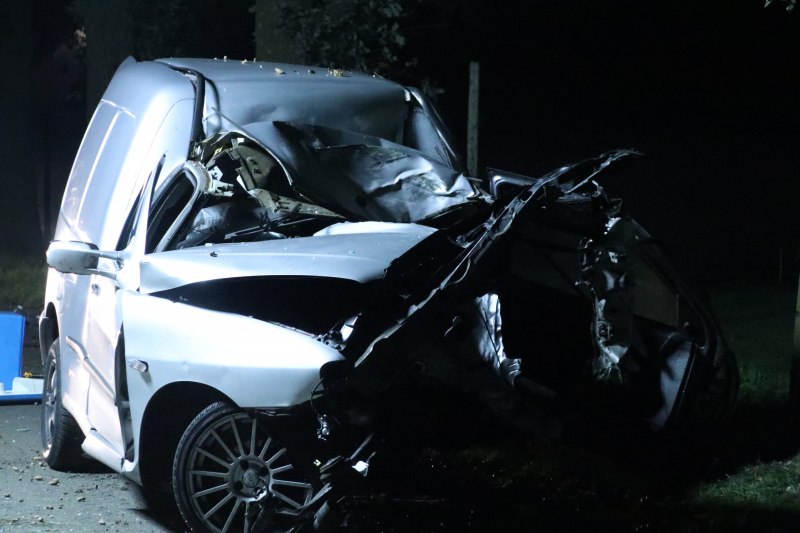 Bestuurder bestelwagen overleden na botsing tegen boom