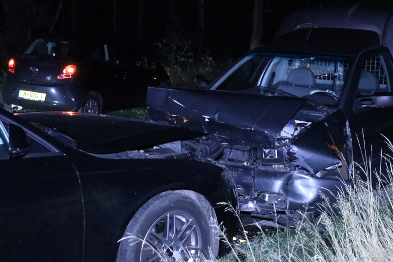 Veel schade na frontale aanrijding