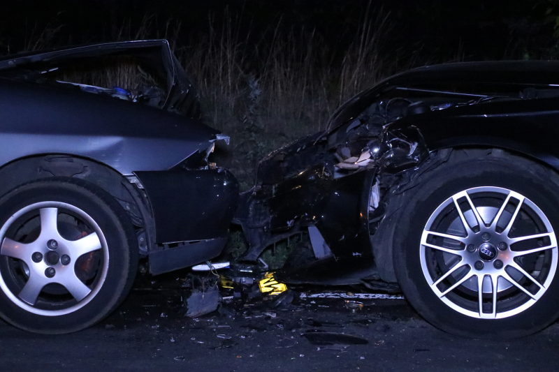 Veel schade na frontale aanrijding