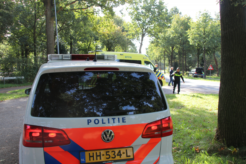 Fietsster gewond na aanrijding met personenauto