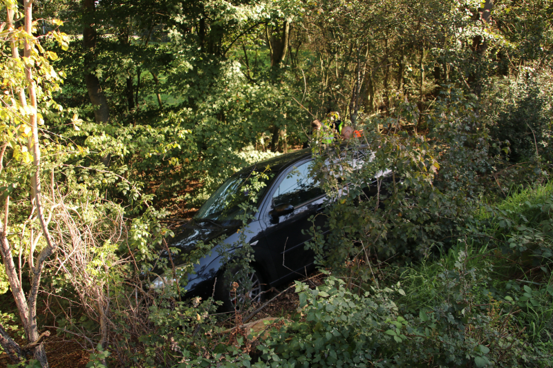 Automobilist rijdt van talud bij oprit